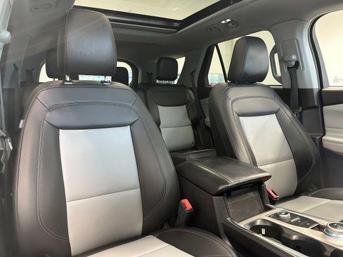 Used 2022 Ford Explorer XLT w/ Equipment Group 202A image 17