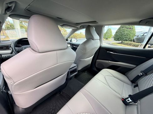 Used 2022 Toyota Camry SE w/ Cold Weather Package image 19