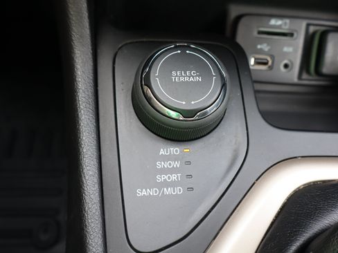 Used 2017 Jeep Cherokee Limited w/ Luxury Group AWD/4WD image 26