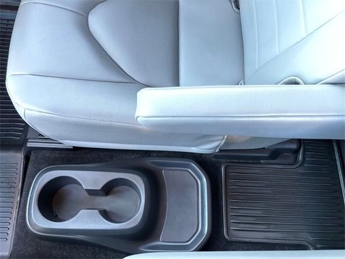 Used 2025 Toyota Highlander XLE image 28