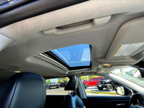 Used 2024 Toyota Highlander XLE image 30