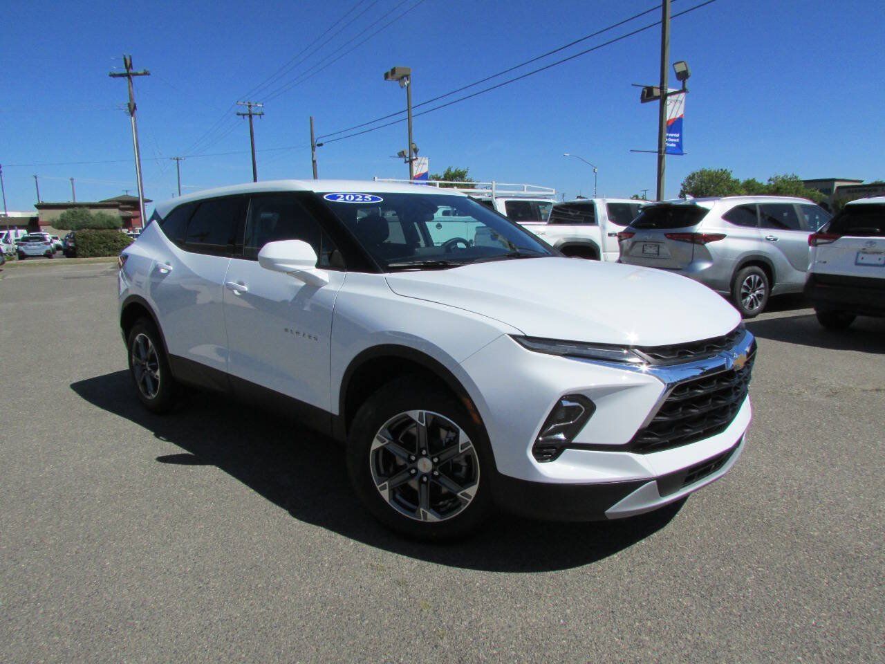 Used 2025 Chevrolet Blazer LT FWD image 2