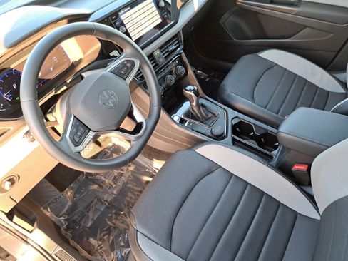 Certified 2022 Volkswagen Taos SEL w/ Panoramic Sunroof Package image 15