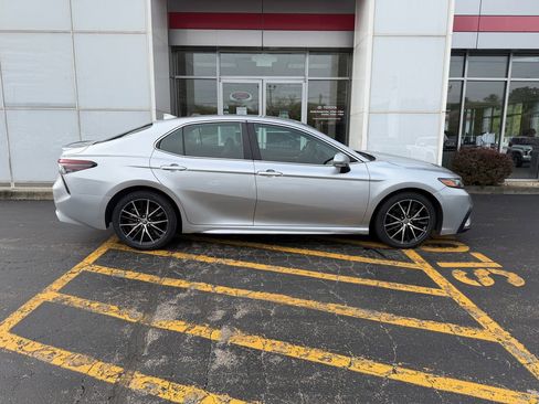 Used 2022 Toyota Camry SE FWD image 4