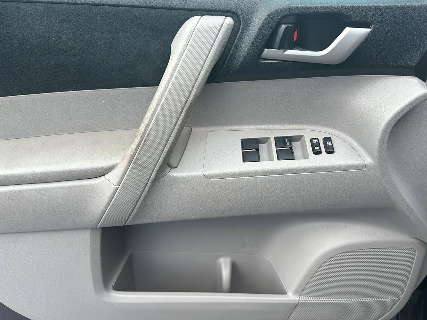 Used 2013 Toyota Highlander Plus AWD/4WD image 4