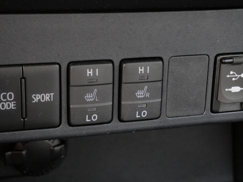 Certified 2018 Toyota RAV4 XLE AWD/4WD image 32
