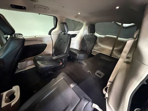 Used 2017 Chrysler Pacifica Touring-L Plus w/ Advanced Safetytec Group FWD image 22