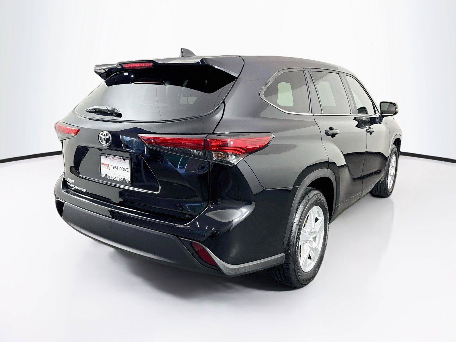 Used 2023 Toyota Highlander L FWD image 2