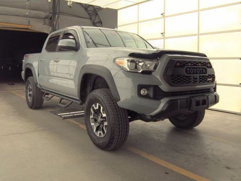 Used 2019 Toyota Tacoma TRD Off-Road image 3