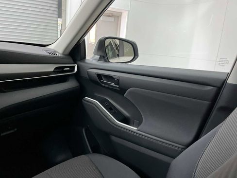 Used 2023 Toyota Highlander LE FWD image 11