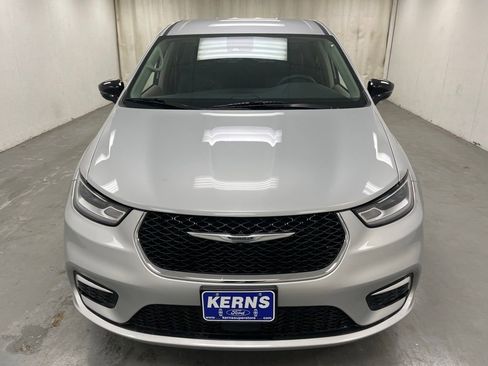 Used 2024 Chrysler Pacifica Touring-L image 9