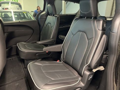 Used 2024 Chrysler Pacifica Limited w/ S Appearance Package image 26