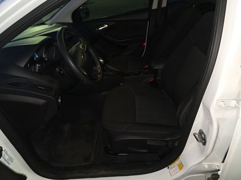 Used 2016 Ford Focus SE w/ Reverse Sensing Package image 12