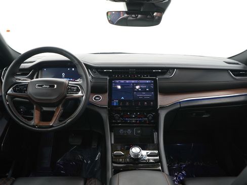 Used 2025 Jeep Grand Cherokee Summit w/ Luxury Tech Group V AWD/4WD image 17