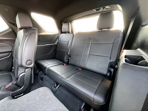 Used 2023 Chevrolet Traverse LT w/ LT Premium Package AWD/4WD image 17