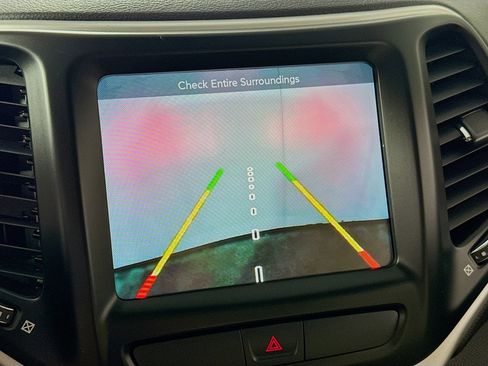 Used 2016 Jeep Cherokee Limited w/ Luxury Group image 3