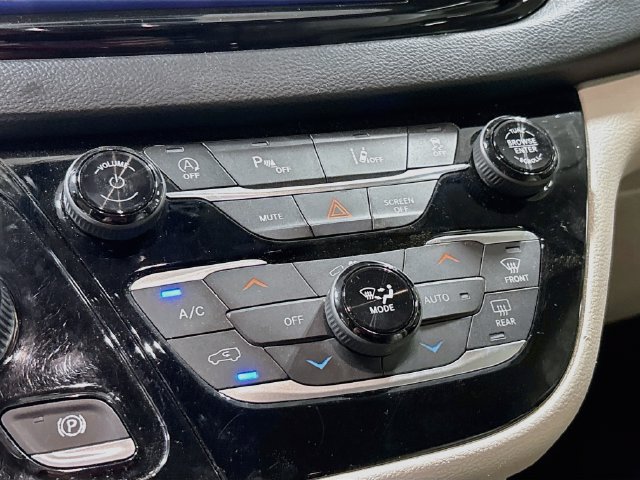 Used 2021 Chrysler Pacifica Touring-L FWD image 11