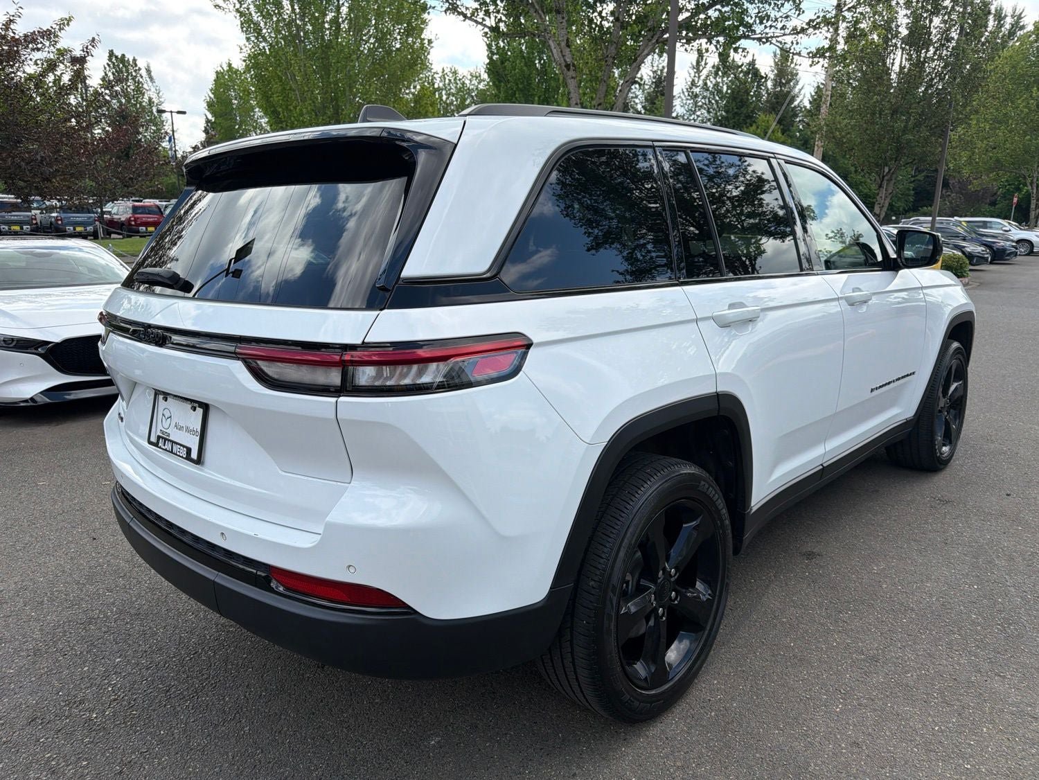 Used 2023 Jeep Grand Cherokee Altitude AWD/4WD image 3