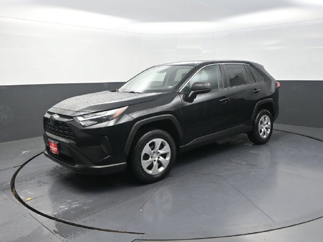Used 2025 Toyota RAV4 LE AWD/4WD image 3
