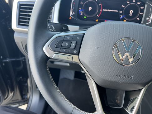 Used 2023 Volkswagen Atlas SE w/ Panoramic Sunroof Package FWD image 17