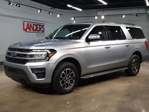 Used 2023 Ford Expedition Max XLT image 3