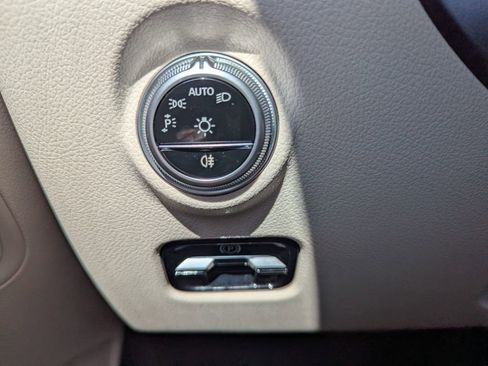 Used 2025 Mercedes-Benz C 300 4MATIC Sedan image 38