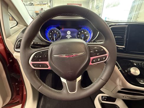 Used 2024 Chrysler Pacifica Touring-L FWD image 19