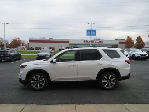 Used 2024 Honda Pilot Elite image 3