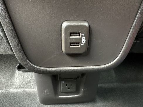 Used 2024 GMC Terrain SLT image 17