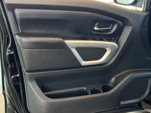 Used 2018 Nissan Titan SV image 12