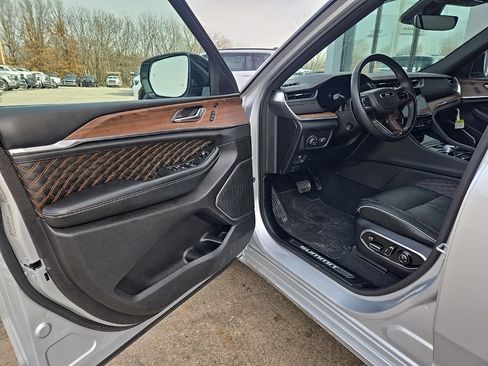 Used 2025 Jeep Grand Cherokee Summit AWD/4WD image 27