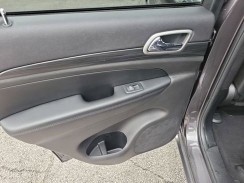 Used 2019 Jeep Grand Cherokee Altitude AWD/4WD image 14