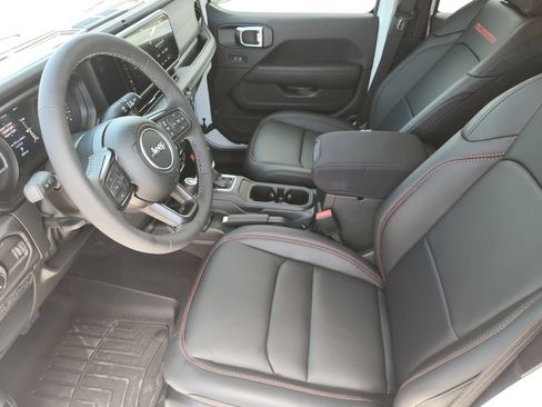 Used 2025 Jeep Gladiator Rubicon w/ Convenience Group AWD/4WD image 12