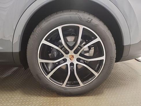 Used 2025 Porsche Cayenne AWD/4WD image 46