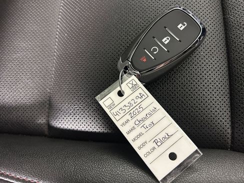 Used 2025 Chevrolet Trax RS w/ Sunroof Package image 11