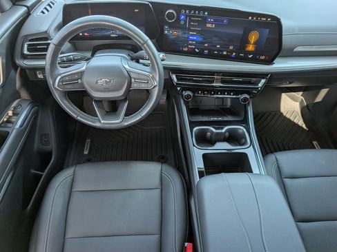 Used 2025 Chevrolet Traverse LT w/ Midnight/Sport Edition image 6