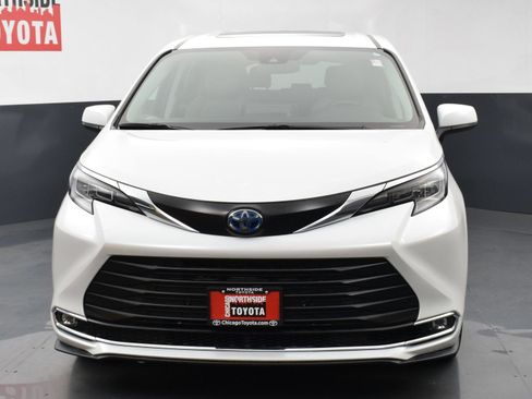 Used 2024 Toyota Sienna XLE FWD image 7