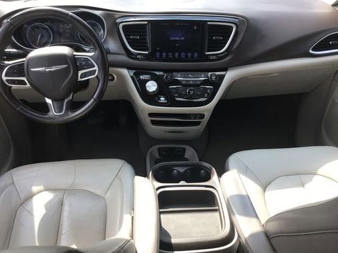Used 2017 Chrysler Pacifica Touring-L FWD image 43