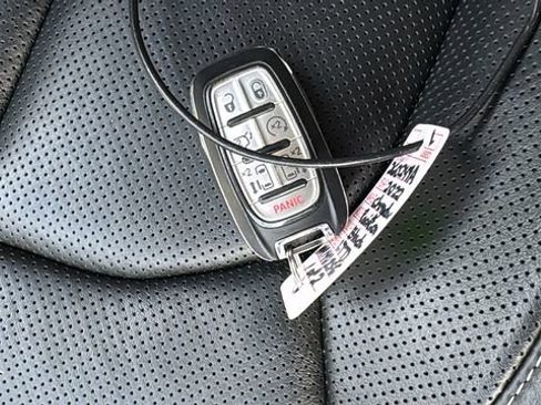 Used 2022 Chrysler Pacifica Limited image 34