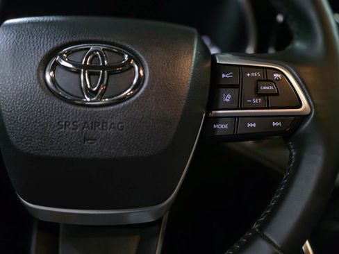 Used 2023 Toyota Highlander XLE image 23