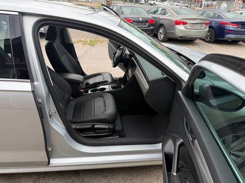 Used 2020 Volkswagen Passat 2.0T SE w/ Sunroof Package FWD image 18