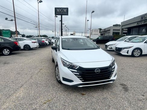 Used 2023 Nissan Versa S FWD image 3