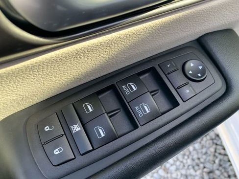 Used 2024 Chrysler Pacifica Touring-L image 23