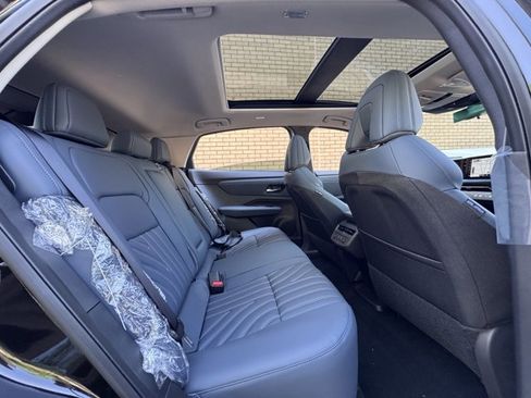 New 2025 Nissan Ariya Platinum image 22