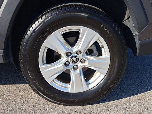 Used 2021 Toyota RAV4 XLE image 5