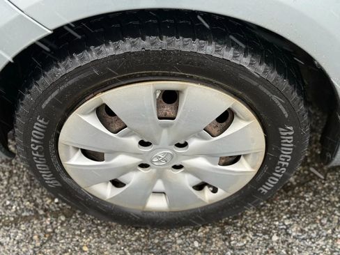 Used 2010 Toyota Yaris 4-Door Hatchback image 31