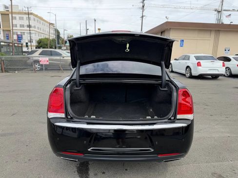 Used 2018 Chrysler 300 Limited RWD image 30
