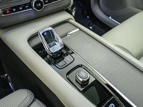 Certified 2025 Volvo XC90 T8 Ultra w/ Protection Package Premier AWD/4WD image 21