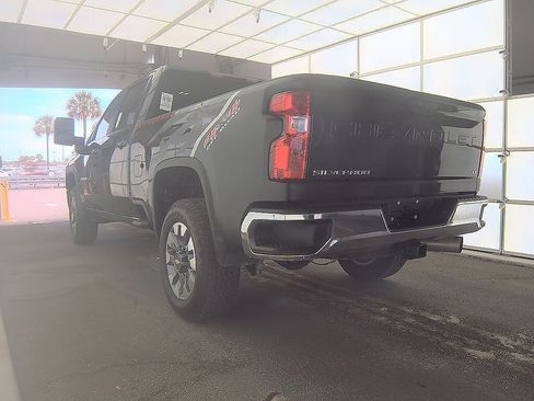 Used 2024 Chevrolet Silverado 2500 LT AWD/4WD image 16