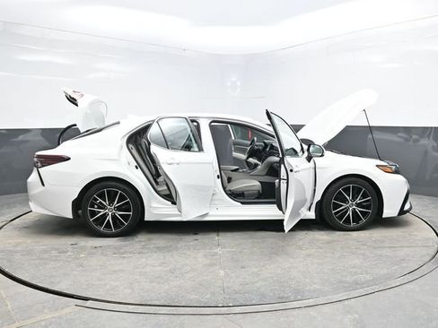Used 2022 Toyota Camry SE image 41